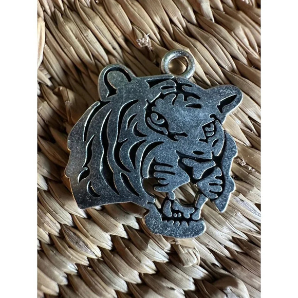 1 inch Silver Tiger pendant - Picture 3 of 4
